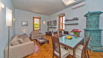 Deluxe Apartment, City View | In-room dining