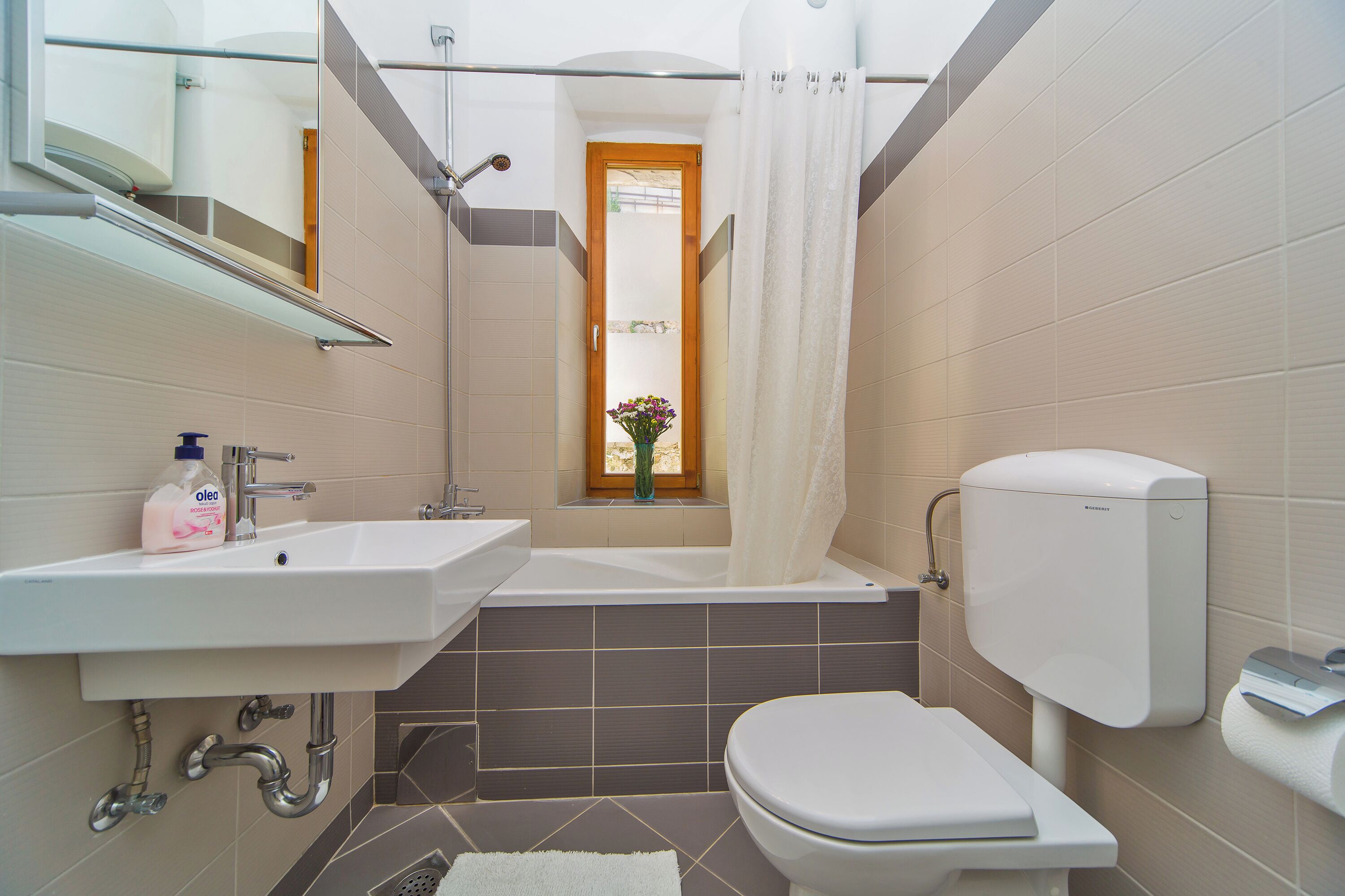 Deluxe appartement, uitzicht op stad | Badkamer | Een haardroger, handdoeken, zeep, shampoo