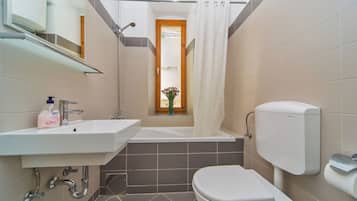Deluxe appartement, uitzicht op stad | Badkamer | Een haardroger, handdoeken, zeep, shampoo