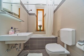 Deluxe-Apartment, Stadtblick | Badezimmer | Haartrockner, Handtücher, Seife, Shampoo