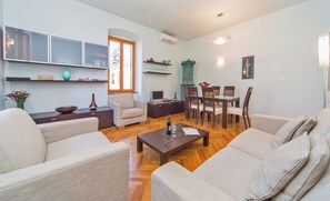 Deluxe-Apartment, Stadtblick | Wohnbereich | 150-cm-Flachbildfernseher mit Digitalempfang