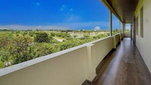 Un corridoio con vista su un paesaggio verde.