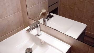 Regadera, secadora de cabello, toallas