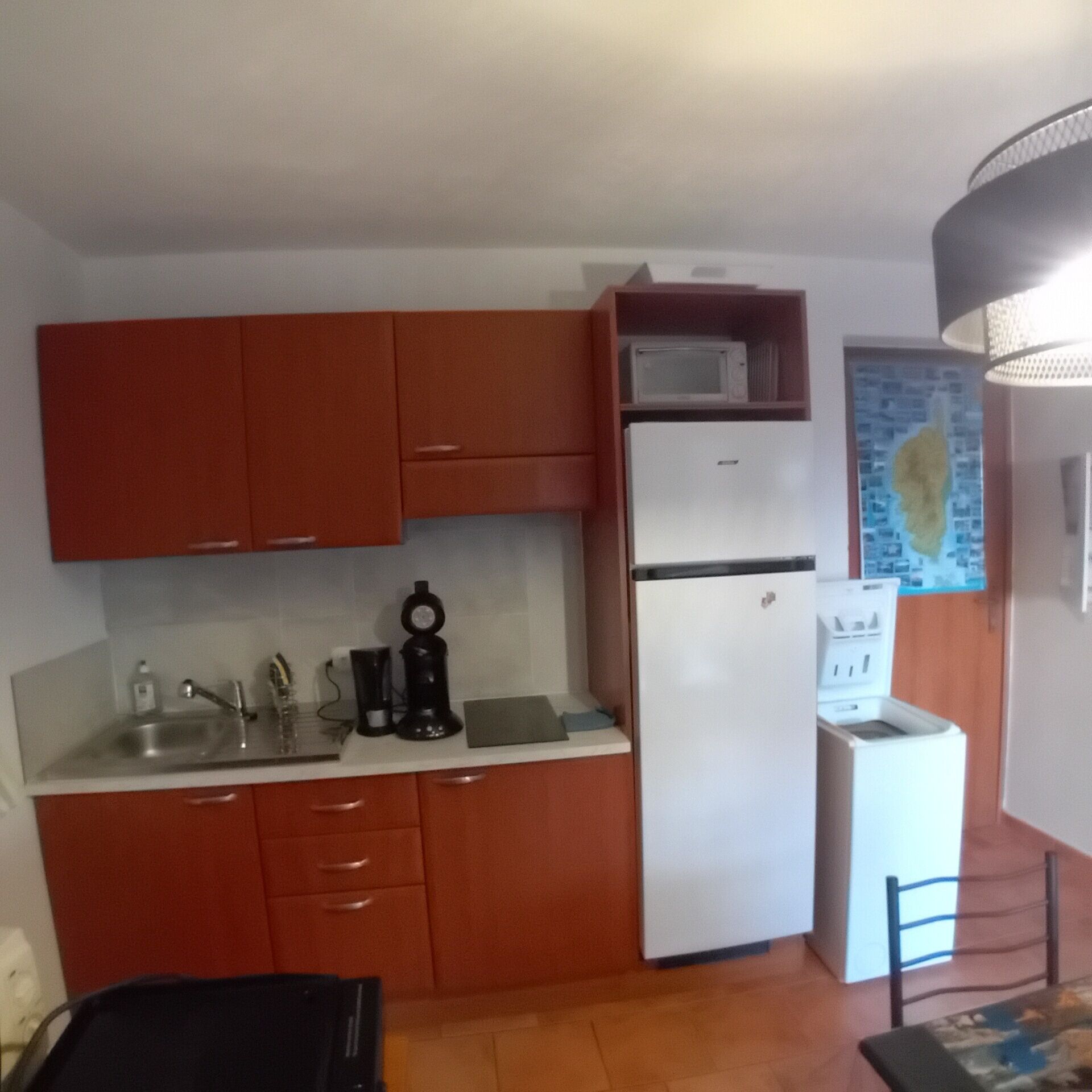 Frigorifero, microonde, forno, piano cottura