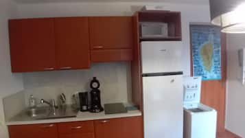 Frigorifero, microonde, forno, piano cottura