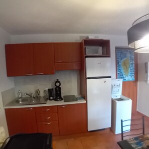 雪櫃、微波爐、焗爐、爐具