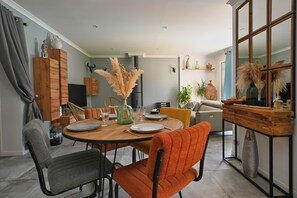 Dining - Beautiful traditional villa, 6 travellers, all comforts with swimming pool (Bouillargues)