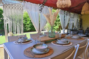 Outdoor dining - Beautiful traditional villa, 6 travellers, all comforts with swimming pool (Bouillargues)