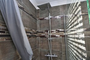 Hair dryer, towels, soap, shampoo - Beautiful traditional villa, 6 travellers, all comforts with swimming pool (Bouillargues)