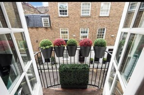 Shared Dormitory, 2 Bedrooms, City View | Balcony - Room-luxury 2 Bedroom Rooms Near Mayfair (London)