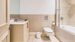 ห้องพักรวม, 2 ห้องนอน, วิวเมือง | ห้องน้ำ
