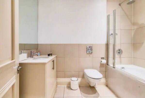 Shared Dormitory, 2 Bedrooms, City View | Bathroom