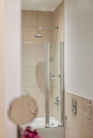 Shared Dormitory, 2 Bedrooms, City View | Bathroom - Room-luxury 2 Bedroom Rooms Near Mayfair (London)