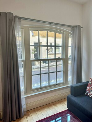 공용 도미토리, 침실 2개, 시내 전망 | 거실 공간