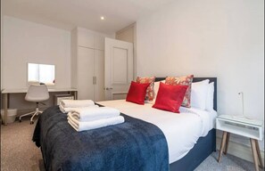 Shared Dormitory, 2 Bedrooms, City View | 2 bedrooms - Room-luxury 2 Bedroom Rooms Near Mayfair (London)