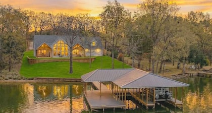 NEW Lakehouse | Hot Tub, Boathouse, Amazing Patio!