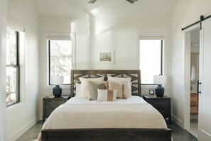4 bedrooms, desk, WiFi, bed sheets