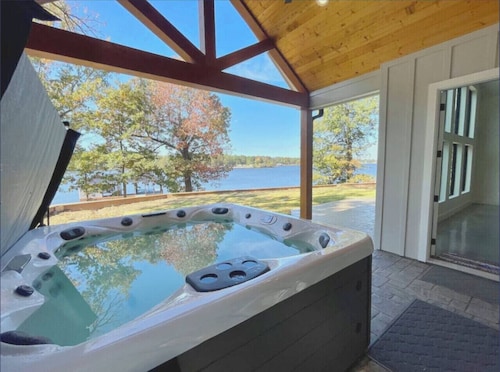NEW Lakehouse | Hot Tub, Boathouse, Amazing Patio!