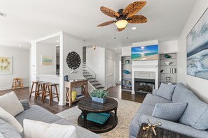 Smart TV, fireplace, books, offices - New Rental! Gulf Front, Two Houses, Private Pool, On the Beach (Magnolia Beach)