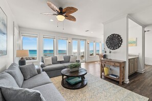 TV connectée, cheminée, livres, espaces bureaux