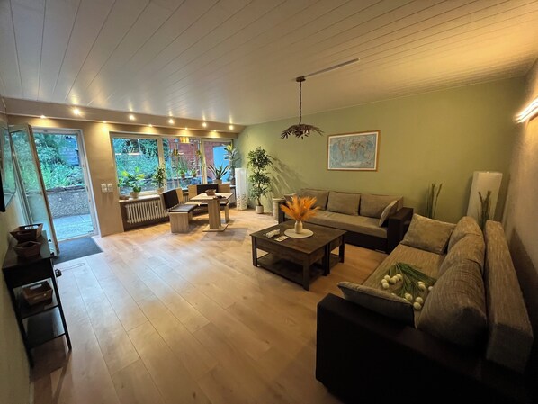 Smart TV, stereo - Spacious, barrier-free, modern 4-star vacation apartment, directly on the edge of the forest (Neunkirchen)
