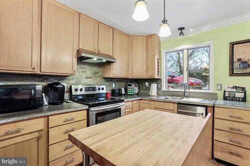 Cozy house in walking distance to artistic & historic town; pet-friendly!