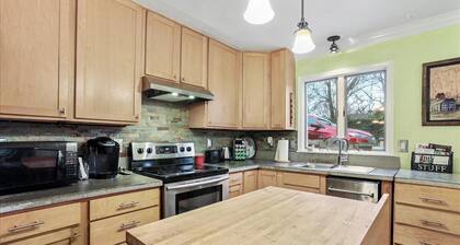 Cozy house in walking distance to artistic & historic town; pet-friendly!