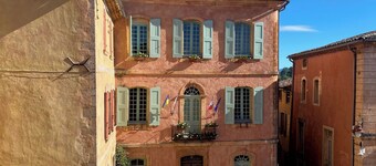 New! Charming vacation home "Le Tilleul" with swimming pool. 10 min from Apt.