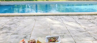 Charming Provençal holiday home in the countryside, with pool & views of nature