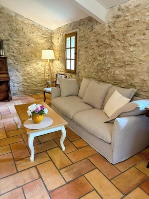 TV, books - Charming Provençal holiday home in the countryside, with pool & views of nature (Apt)
