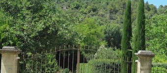 Charming Provençal holiday home in the countryside, with pool & views of nature
