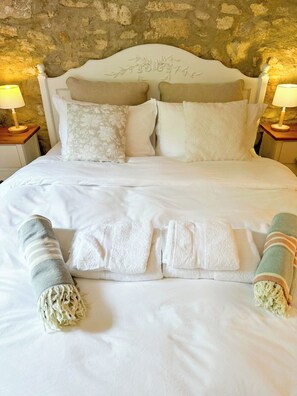 2 bedrooms, iron/ironing board, free WiFi, bed sheets - Charming Provençal holiday home in the countryside, with pool & views of nature (Apt)