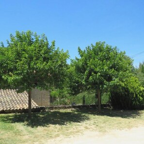 Property grounds - Charming Provençal holiday home in the countryside, with pool & views of nature (Apt)