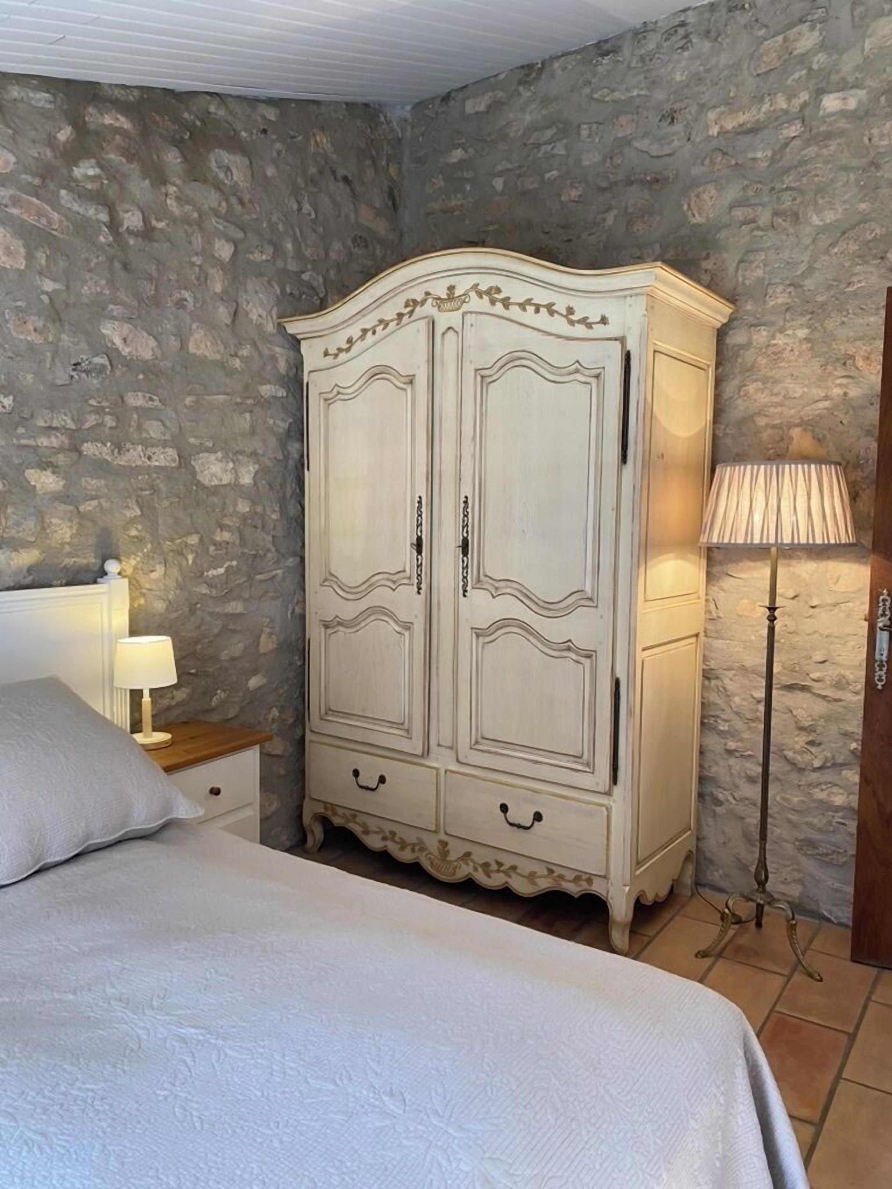 Fer et planche à repasser, accès Internet, draps fournis