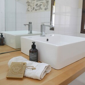 Secador de pelo, toallas, jabón y papel higiénico