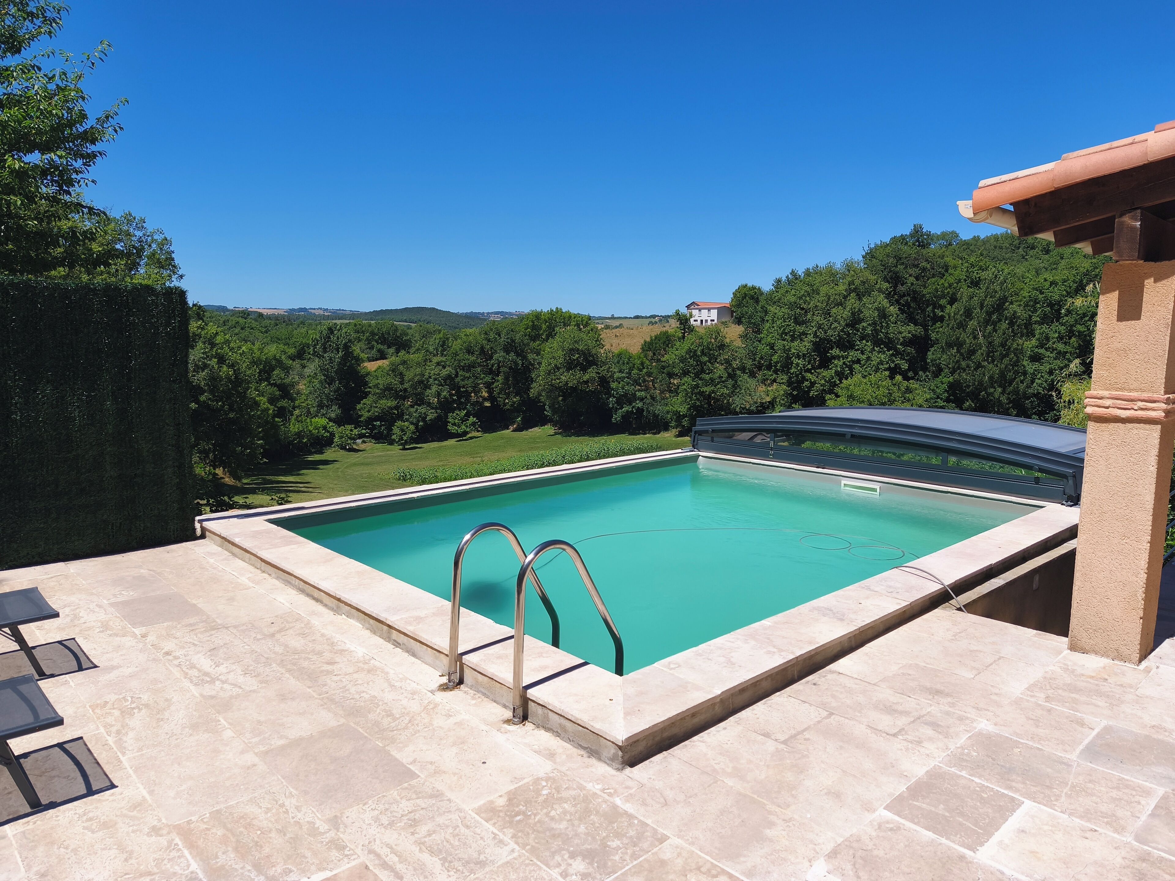 Alberca techada y alberca al aire libre