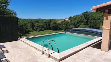 Alberca techada y alberca al aire libre