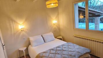 4 habitaciones, escritorio y tabla de planchar con plancha