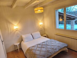 4 camere, una scrivania, ferro/asse da stiro, culla da viaggio