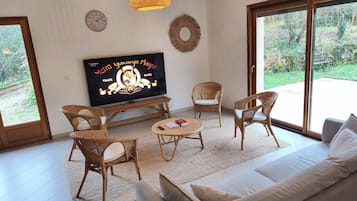 Smart TV, futbolito y tenis de mesa