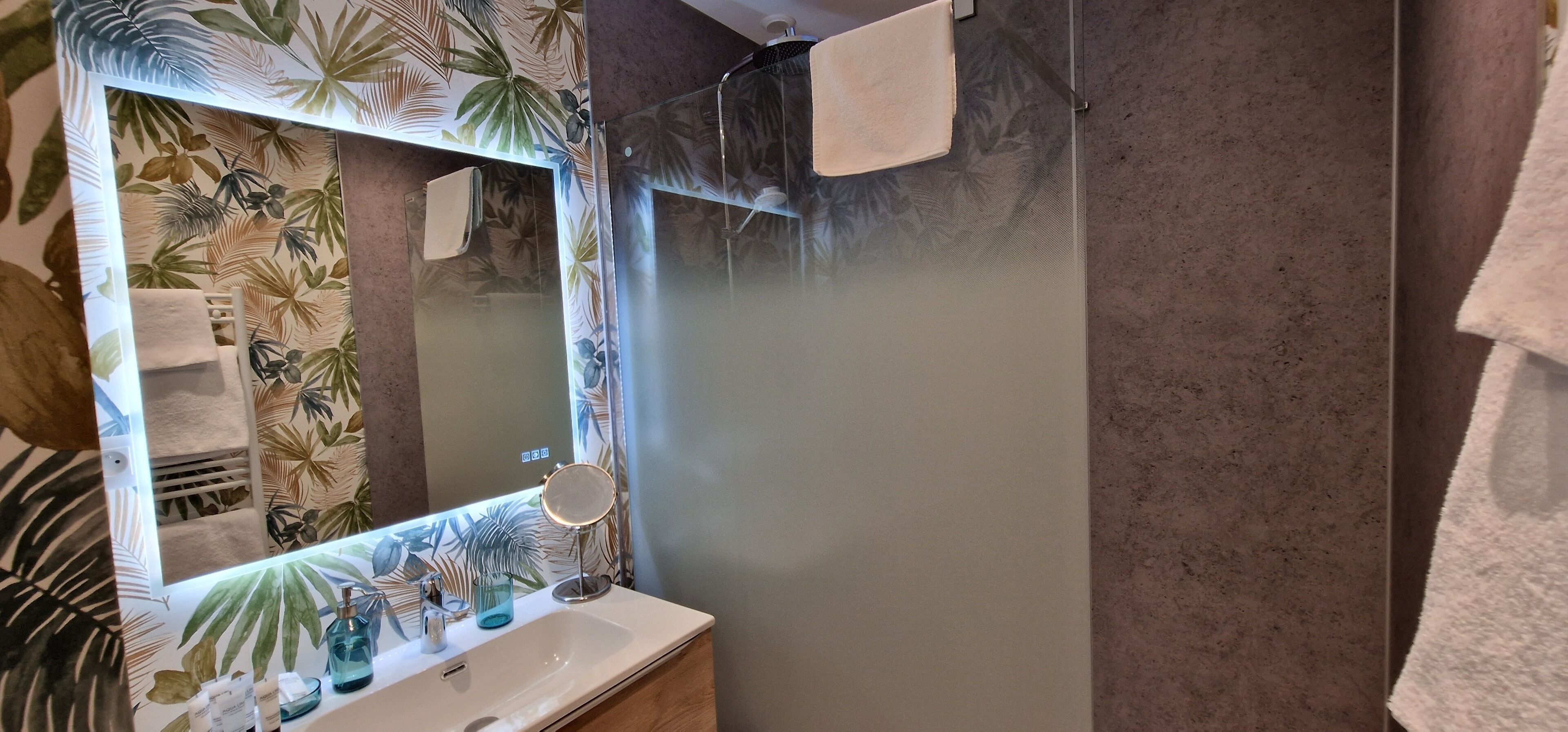 Douche, sèche-cheveux, serviettes fournies, savon