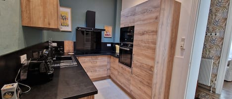 Een koelkast, een microgolfoven, een oven, een kookplaat