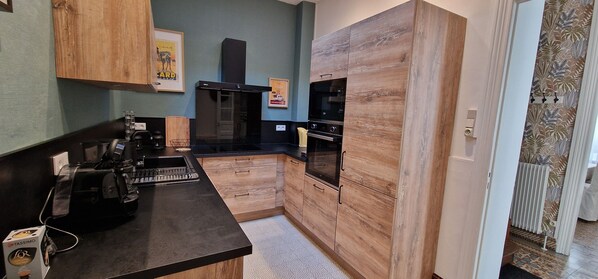 Fridge, microwave, oven, stovetop - Historic center, Ideal location, Town house, 4 Bedrooms 6 People+baby (Béthune)