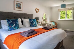 2 bedrooms, iron/ironing board, WiFi, bed sheets - Relaxing Coastal Tresaith Home with Woodland Views (Tresaith)