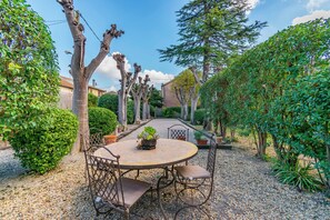 Outdoor dining - 5-bedroom bed & breakfast in pleasant Olonzac with AC (Olonzac)