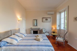 5 bedrooms, WiFi, bed sheets - 5-bedroom bed & breakfast in pleasant Olonzac with AC (Olonzac)