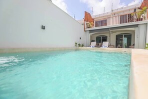 Outdoor pool - Casa Kabah. Spacious family home with private pool in Cancun. (Cancún)