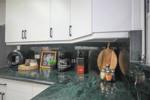 Mikrowelle, Herdplatte, Geschirrspüler, Toaster