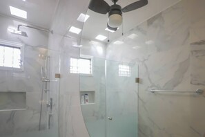 Shower, hair dryer, towels, soap - Casa Kabah. Spacious family home with private pool in Cancun. (Cancún)