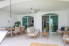 Outdoor dining - Casa Kabah. Spacious family home with private pool in Cancun. (Cancún)